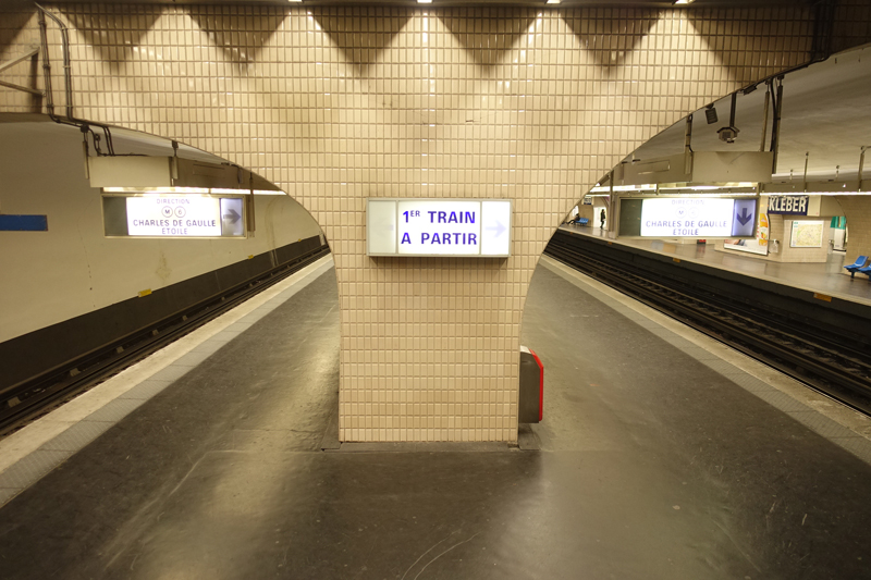 Insipration graphique sur le quai d'un metro à Paris prise le 17-01-2019