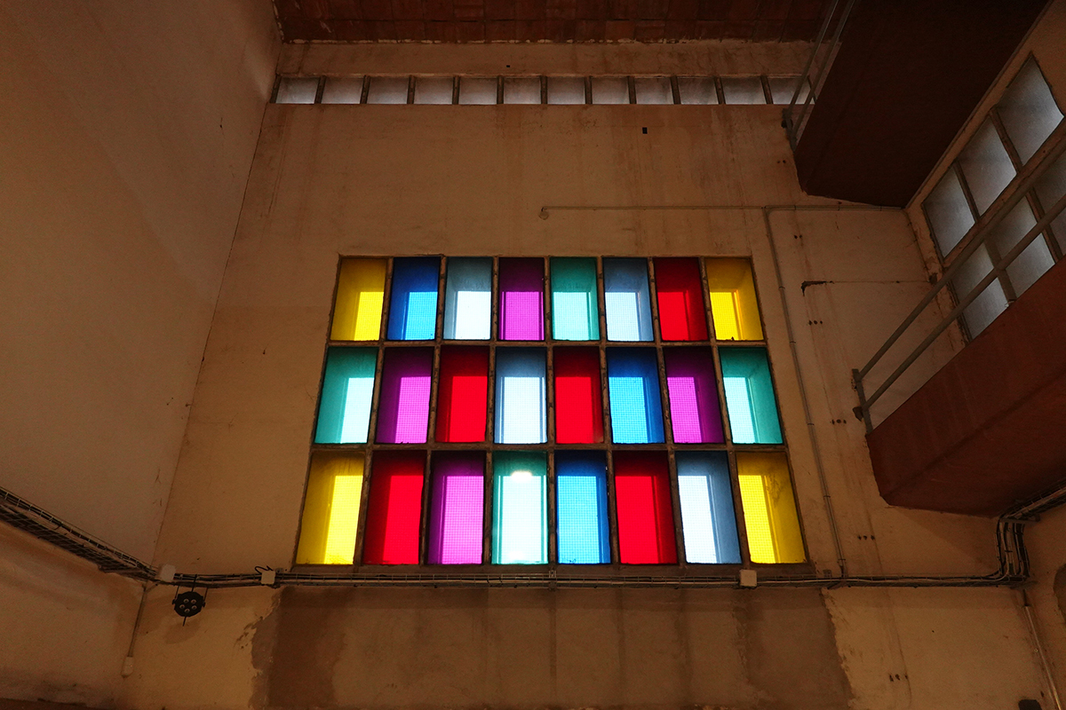 Insipration graphique avec une fenêtre aux vitres colorées prise le 12-10-2024