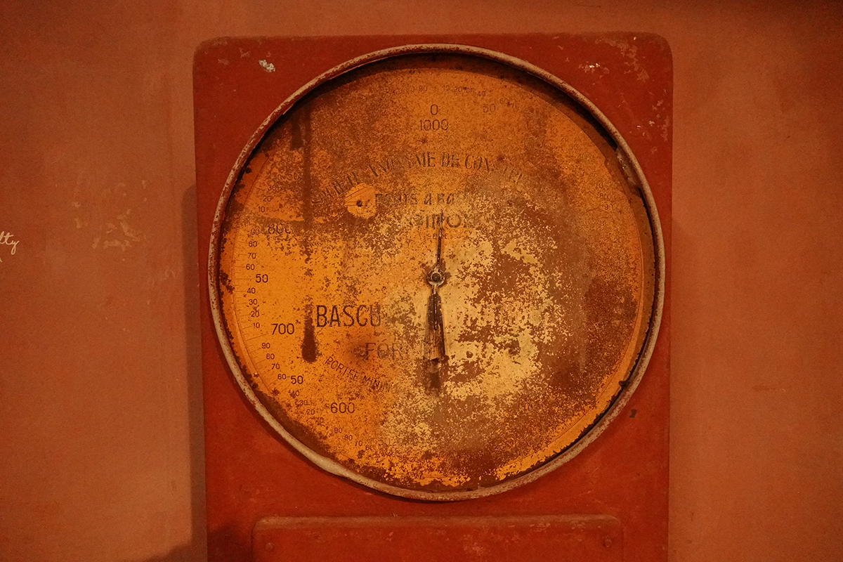 Insipration graphique avec une balance vintage prise le 13-09-2024