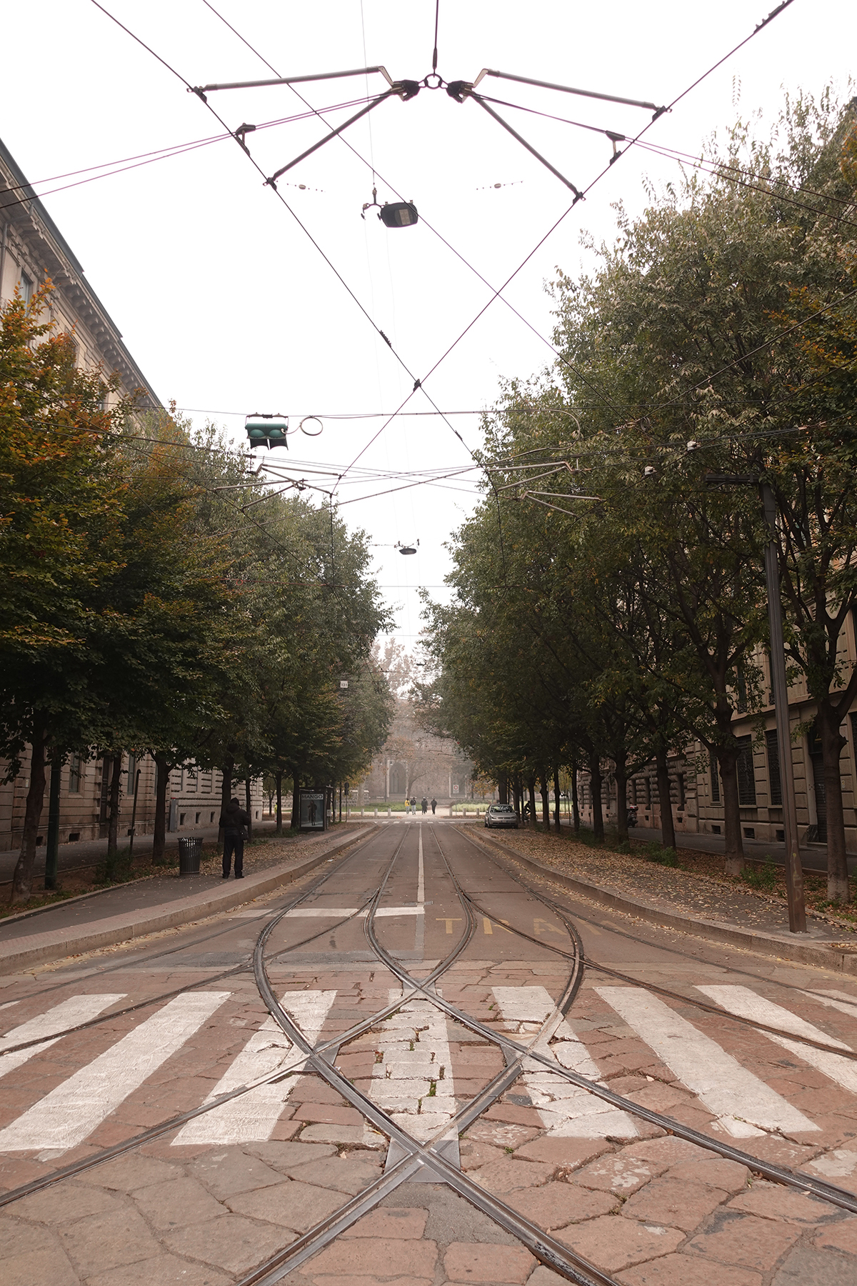 Insipration graphique avec des rail de tramway à Milan en Italie prise le 16-11-2024