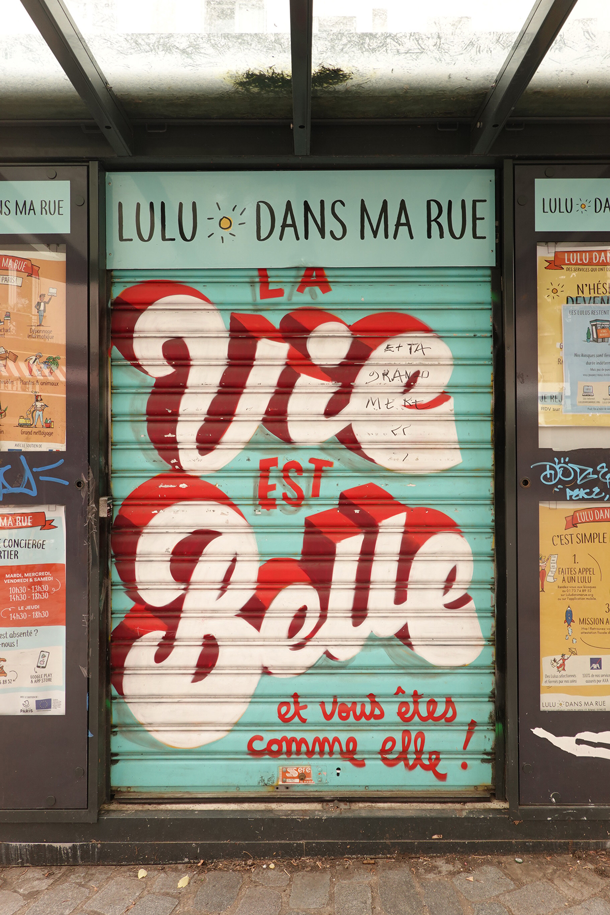 Insipration graphique sur un rideau metalic prise le 18-07-2024