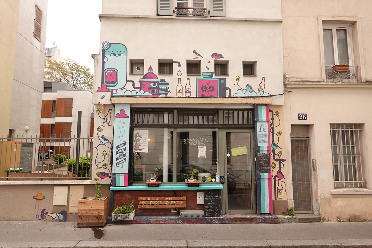Insipration graphique sur la façade d'une boutique prise le 19-07-2024