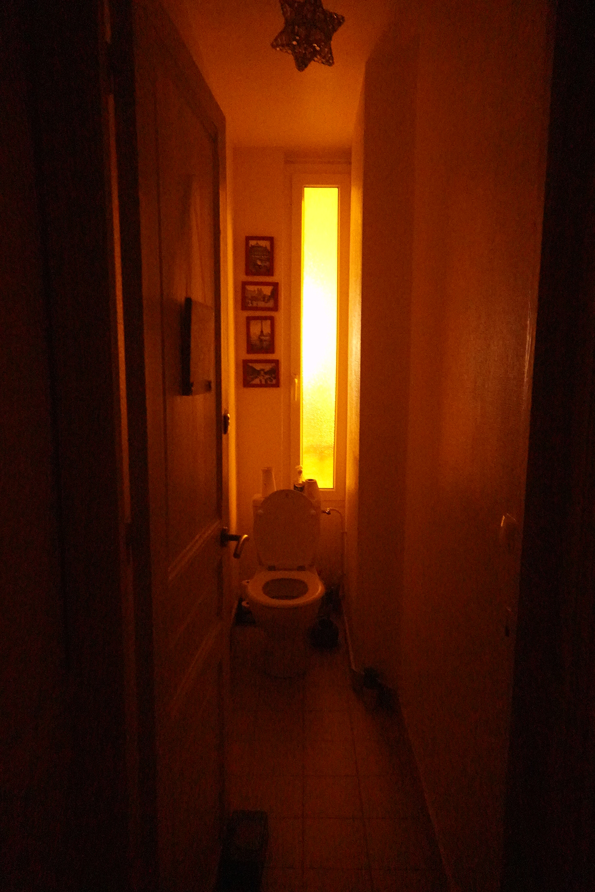 Insipration graphique un soir devant la porte des toilettes prise le 23-07-2024