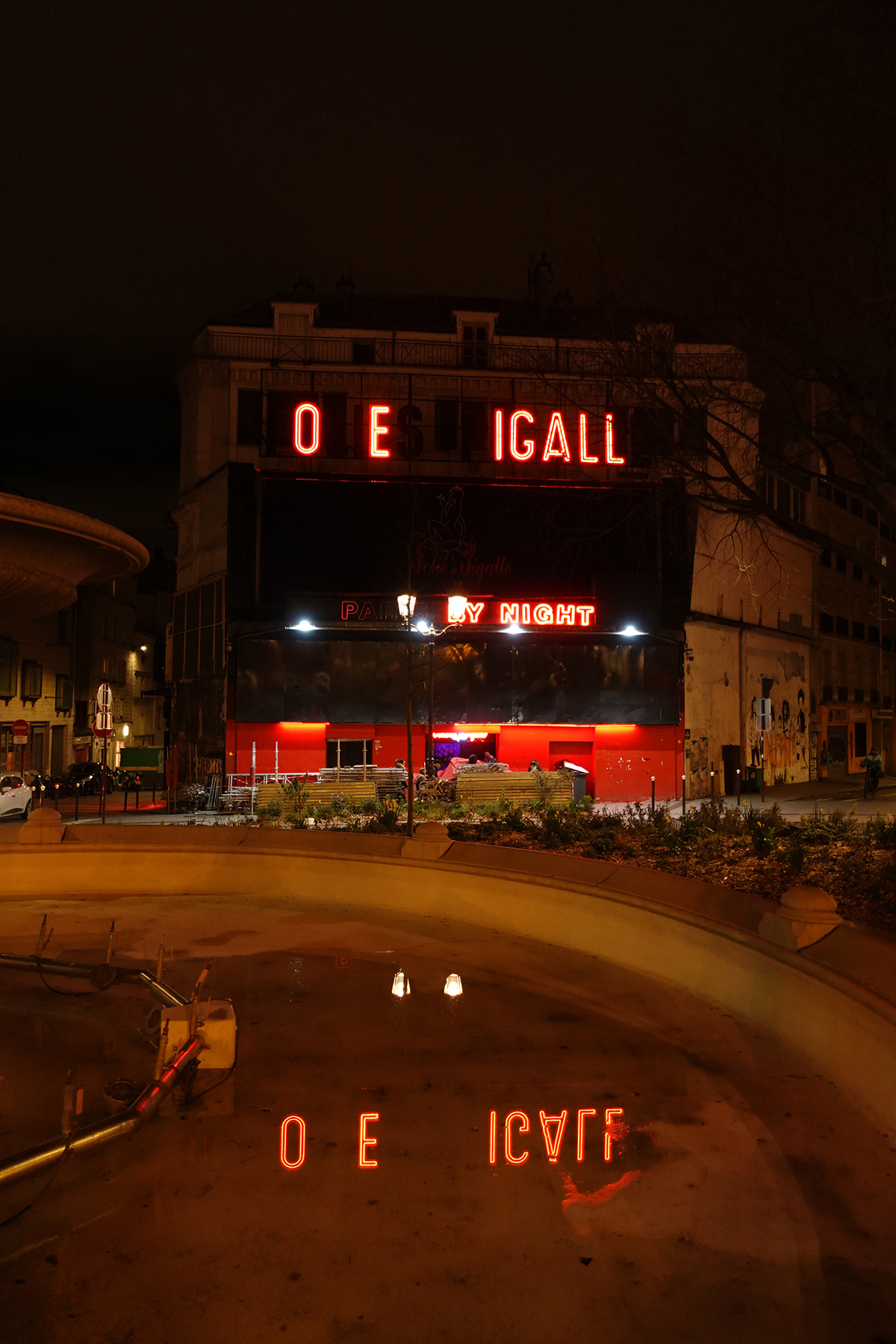 Insipration graphique devant le Folie's Pigalle à Paris prise le 05-04-2025