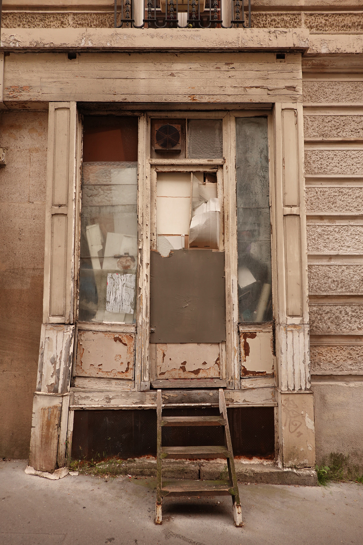 Insipration graphique avec l'entrée d'un ancien immeuble vetuste à Paris prise le 30-01-2025